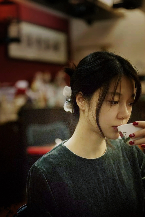“足球场馆引入绿色节能技术，环保先行”，设计足球场如何节约城市空间