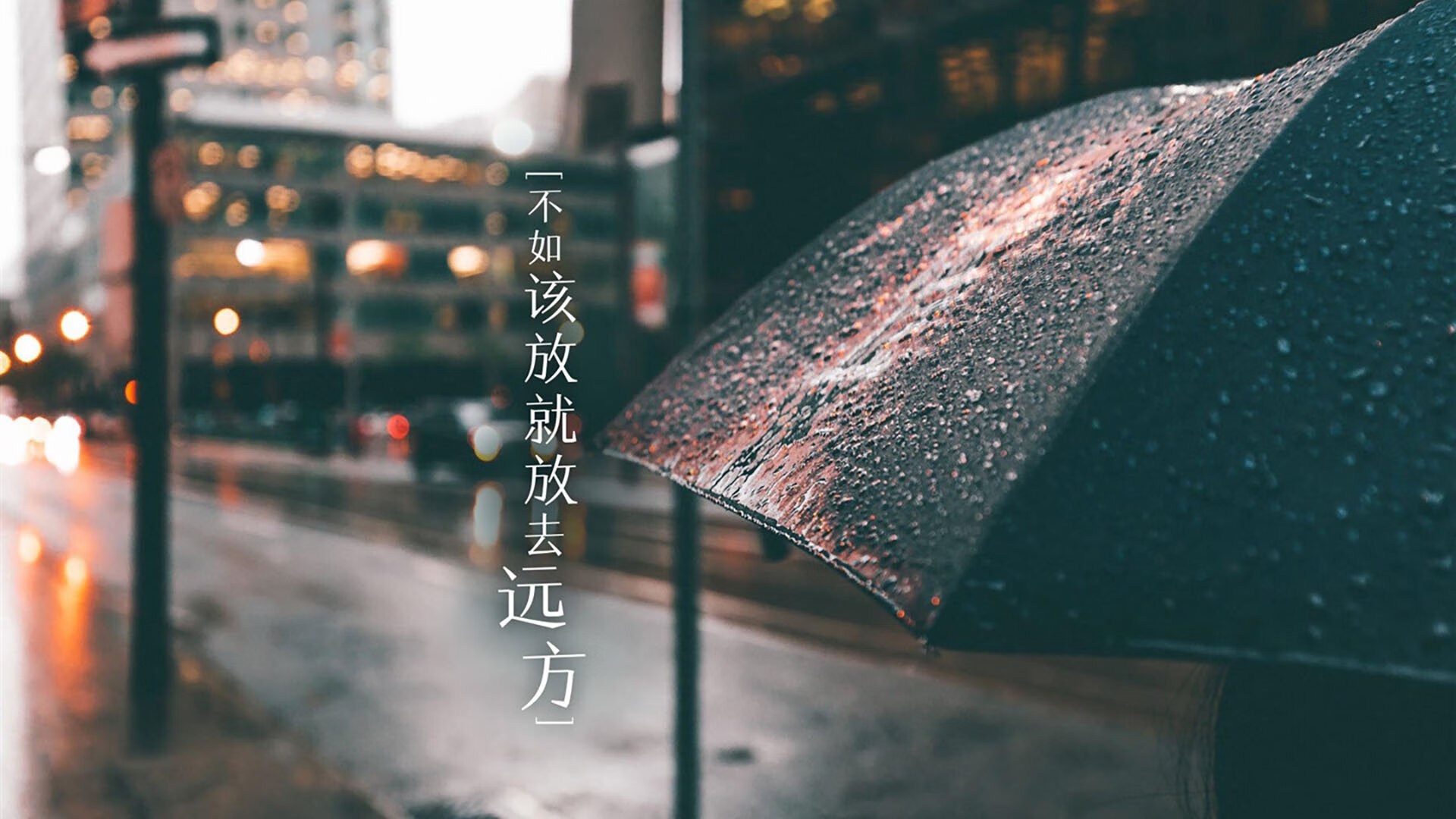 足球裁判因判罚失误受到批评，被要求道歉，足球裁判被罚下场