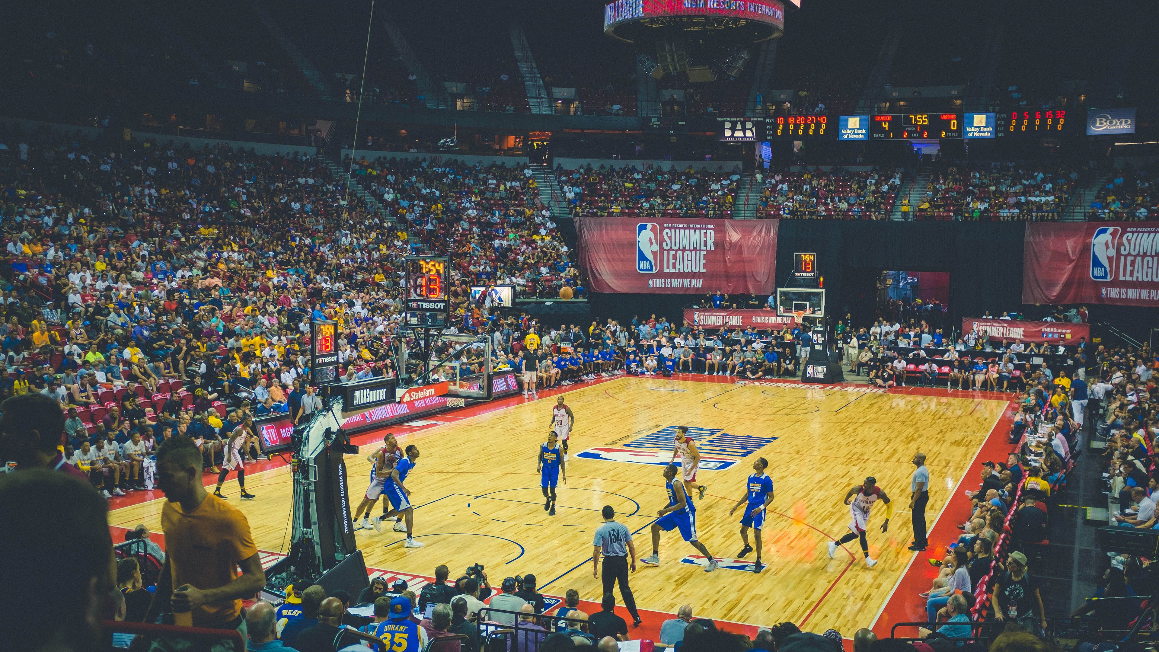 后防站位间距是否决定高空球防守稳定性,后防准备姿势