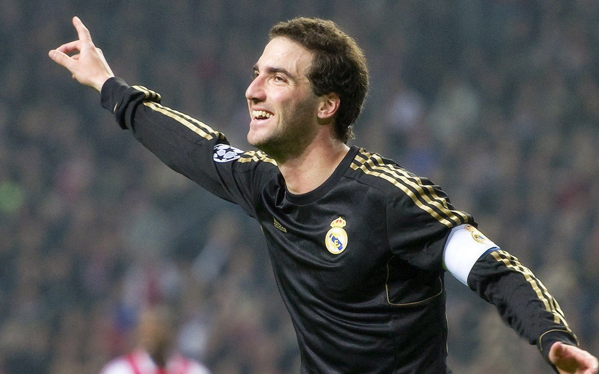 爱游戏中国-日本骑手铃木明在2024年亚洲马术锦标赛中与“风暴”马匹共同夺金，展现默契配合。