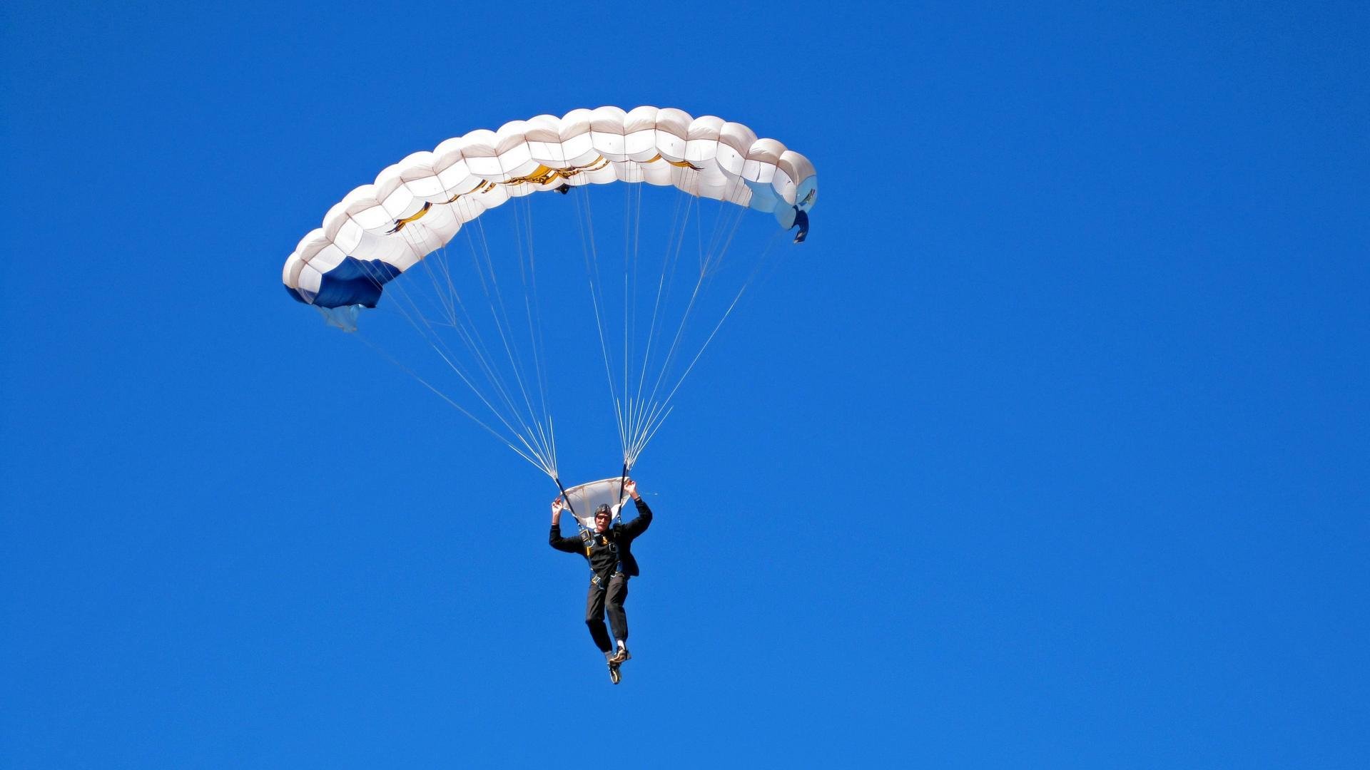 爱游戏真人体育娱乐-特色天空绳索攀爬，勇者在悬崖间飞跃